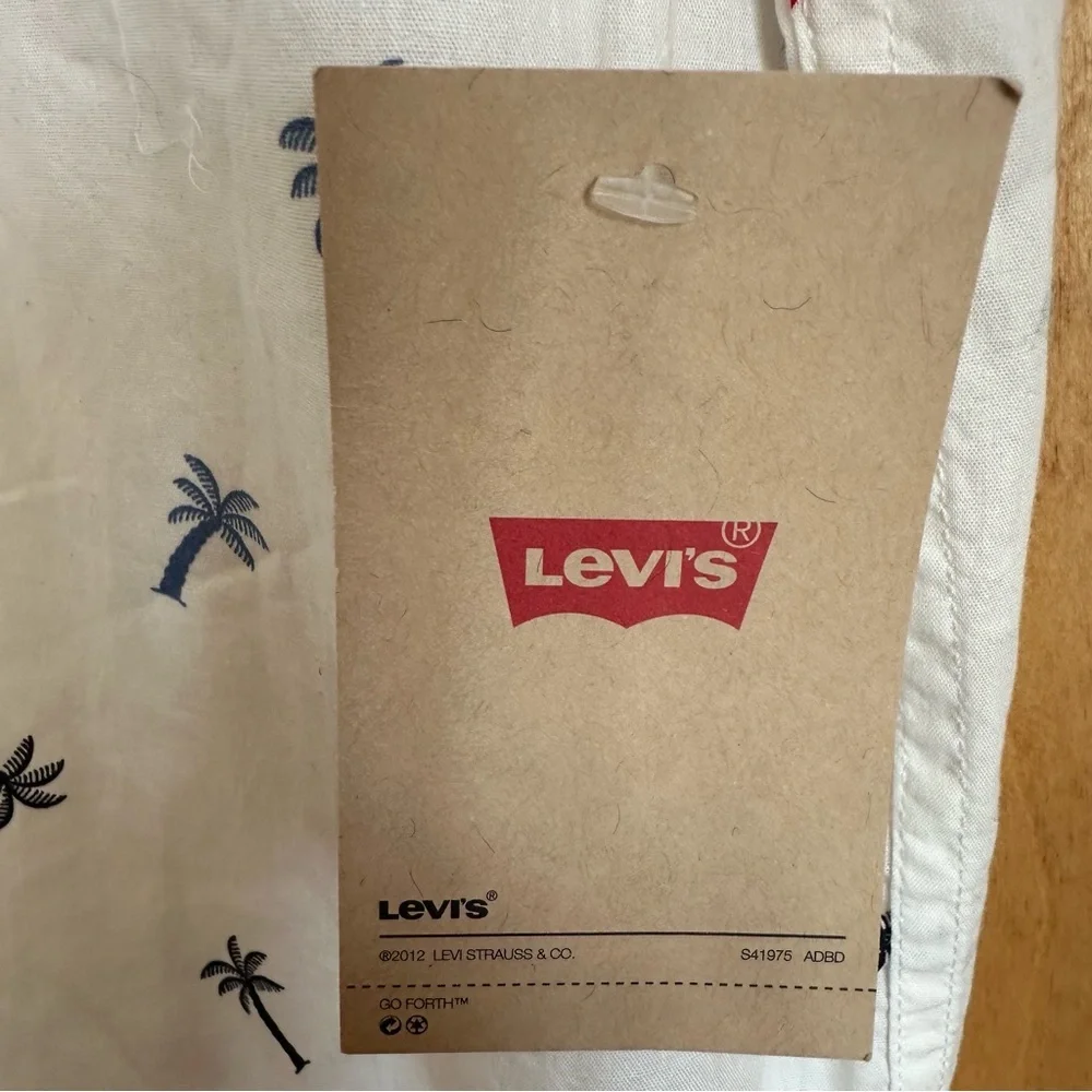 NWT Levi’s Men’s Short Sleeved Button Down Shirt with Palm Tree Pattern Sz M